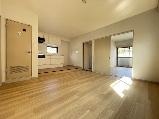 リビング:LDKには和室と洋室が隣接していますので、扉を開放しておくことでより広々とした空間を使用することができます!