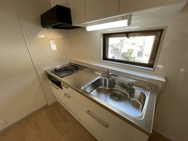 キッチン:キッチンは壁付けタイプですのでお部屋をすっきりと見せてくれるメリットがあります。小窓からは青梅の街並みが見えます。