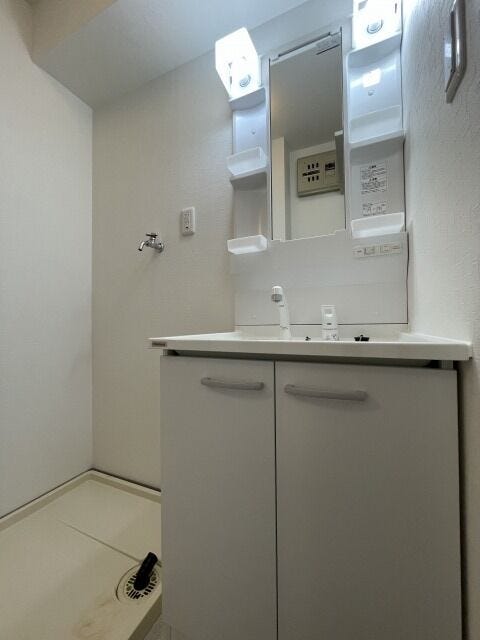 洗面所:洗面台には棚が付いていますので歯ブラシや髭剃りなども収納できます。