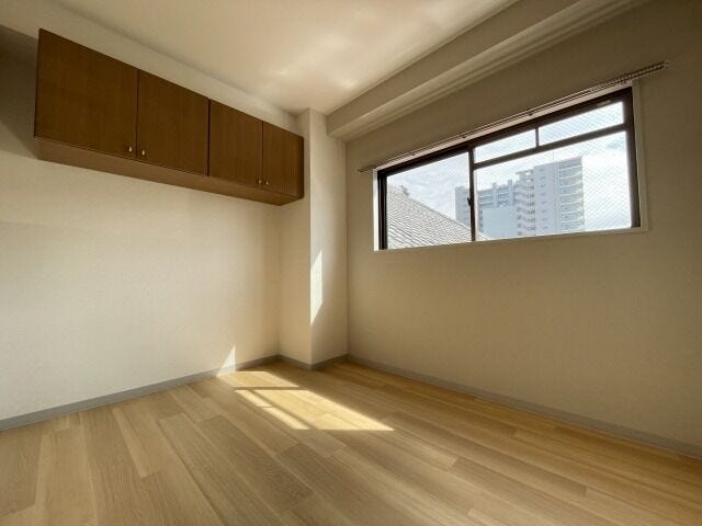 4.5帖洋室:吊戸棚がついているのでお部屋を広くお使いになれます。