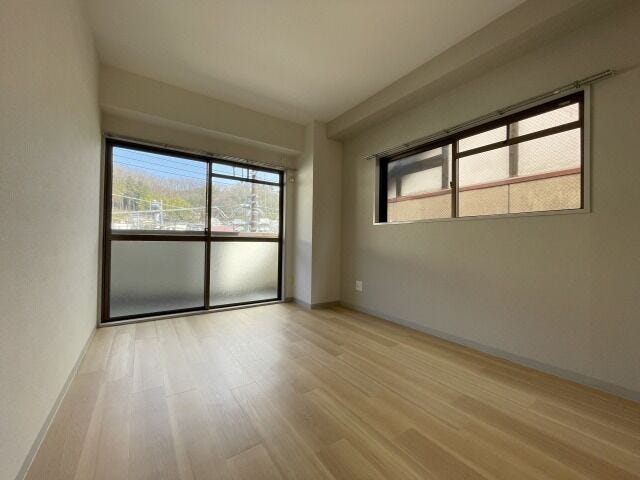 6帖洋室:暗くなりがちな北側のお部屋ですが窓もあるので1日中安定した採光を期待できそうです。