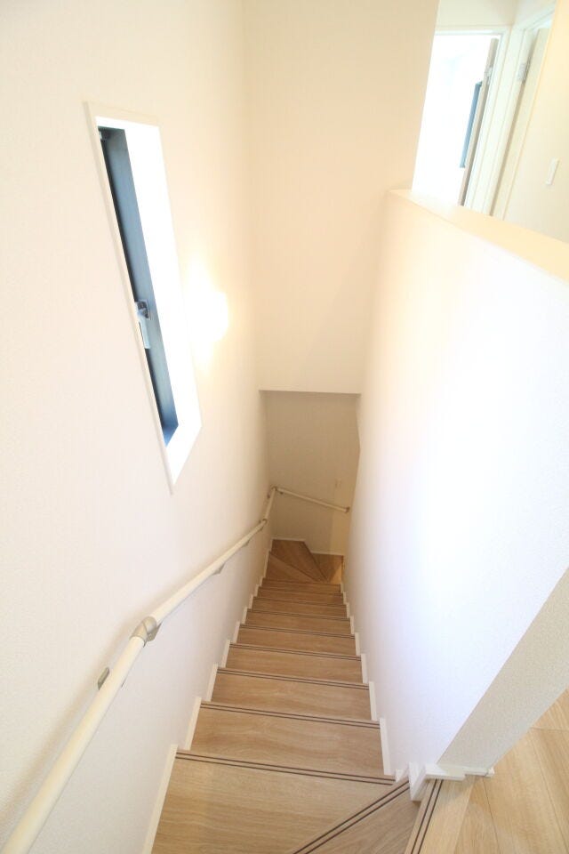 手すり付きで安全に昇り降りでき、自然光が心地よく差し込む窓があり◎明るく快適で安心感のある階段となります◎