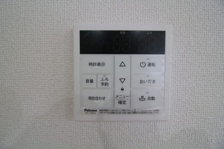 *キッチン横リモコン*
ワンタッチで浴槽にお湯張りをしていただけます。お湯の温度なども浴室に行かずに温度変更可能となります。