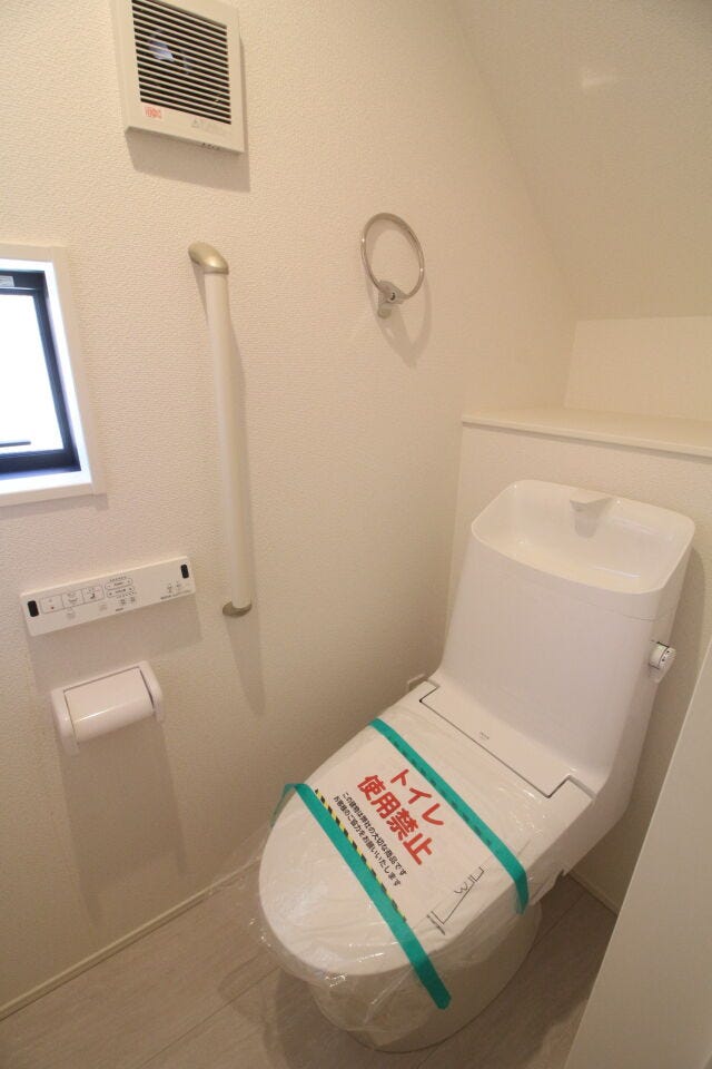 *1階のトイレ*
1階・2階にトイレがあり、忙しい朝や来客時にも便利で、快適にお使いいただけます。