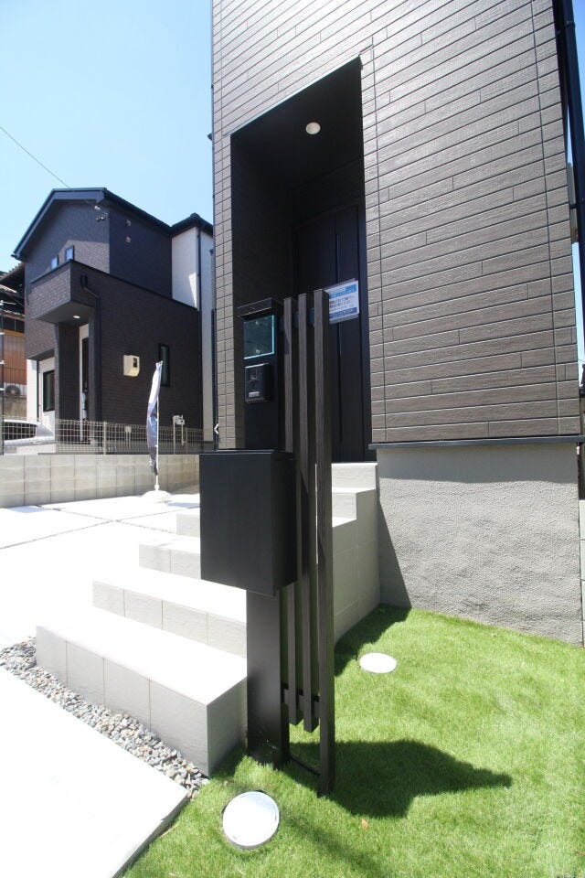 宅配BOX付きで外出時の宅配も安心!再配達や受け取りの手間が省けます。インターフォンとセットで見た目もスタイリッシュです。