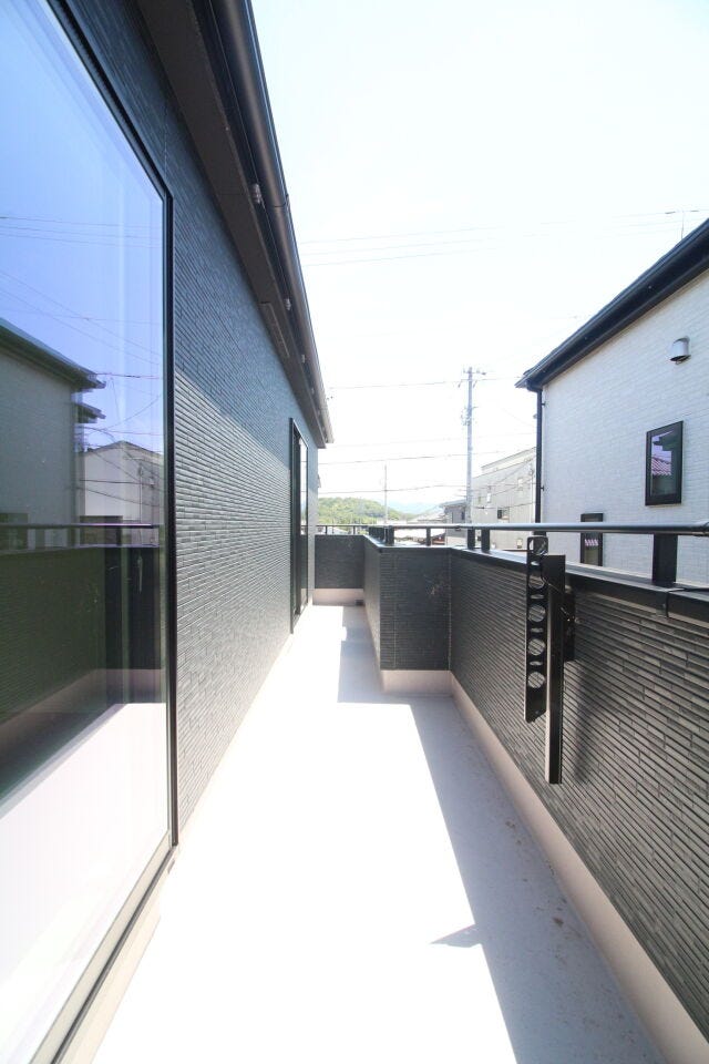 2部屋から出入り可能な南側バルコニーは日当たりも良く、洗濯物が一気に干せてすぐに乾きそうですね。家事も捗りますね。