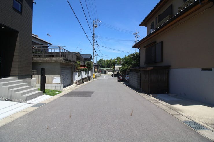 幅員約5.9mです。
対向車がきてもすれ違うことができるので、安心です。
