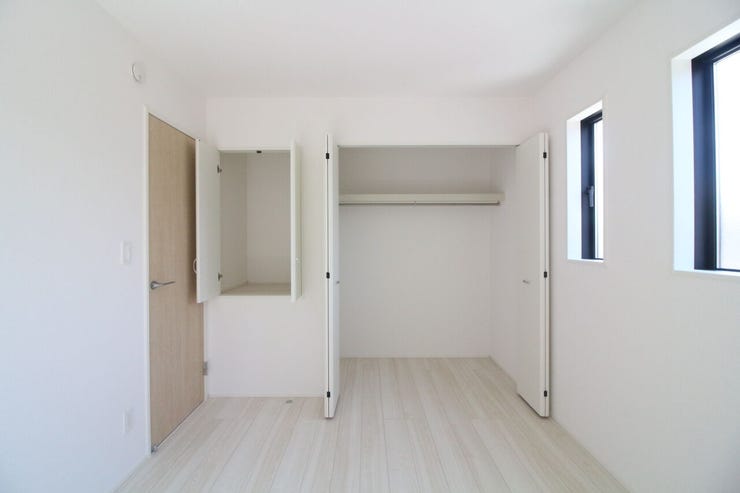 *約5.25帖洋室*
お子様のお部屋にいかがでしょうか?机とベッドを置き、荷物は収納へ全て納めることで無駄なくお使いできます♪お友達も是非呼んでください!