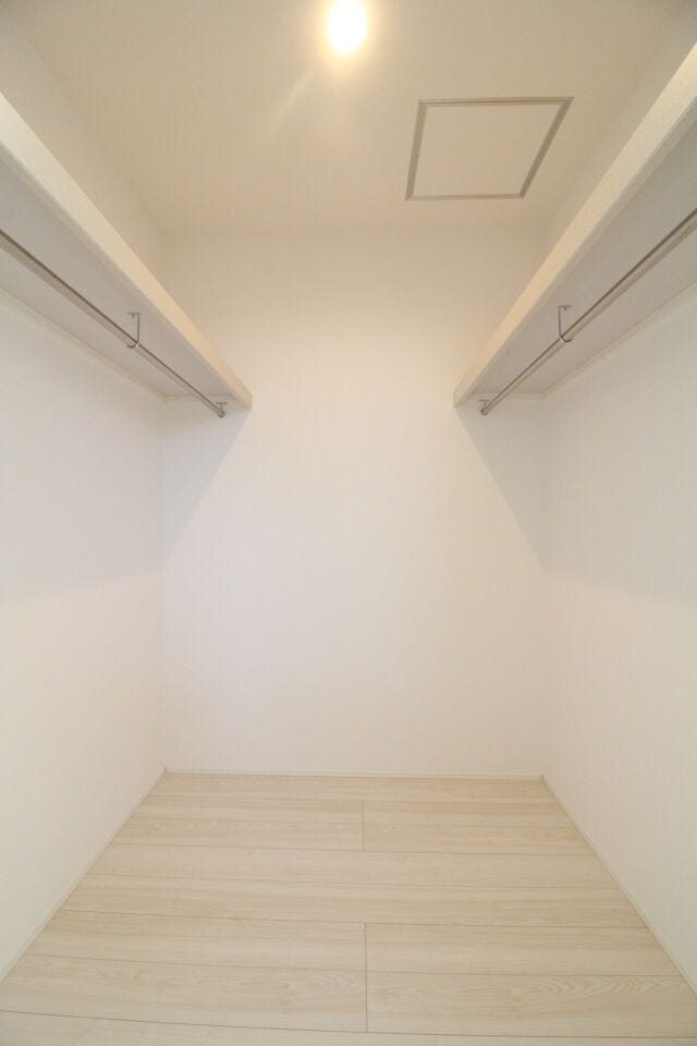 大容量のWICはたっぷりお洋服を収納できます!ハンガーにかけたまま収納できるので、しわになりにくいのも嬉しいポイント♪