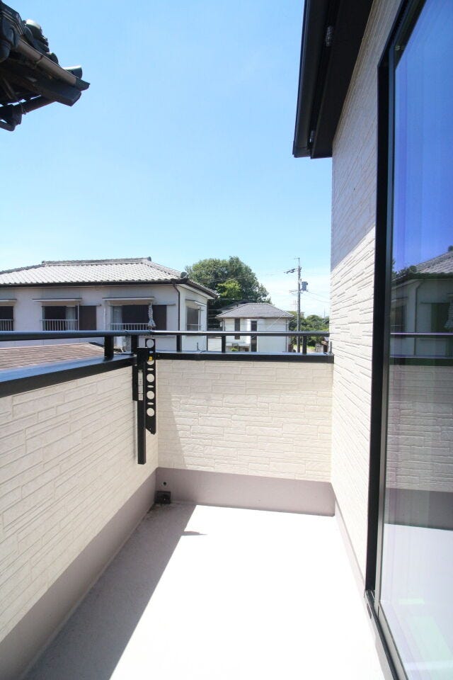 日当たり良好!洗濯物が良く乾くバルコニーです!風通しも良く、窓を開ければ明るい日差しと爽やかな風を感じられますね◎