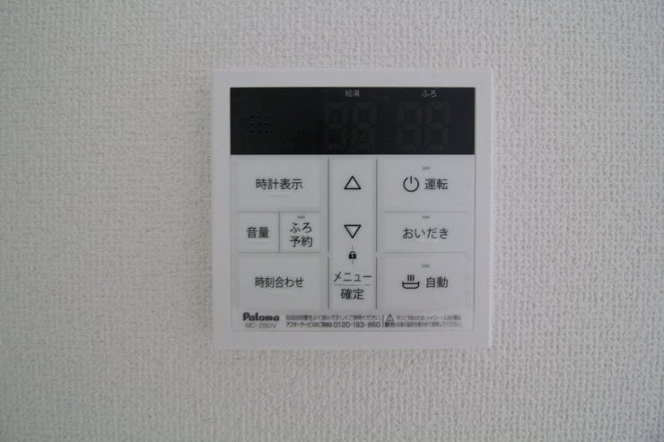 *キッチン横リモコン*
キッチン横のリモコン操作で、お湯張りや温度調整が簡単に。忙しい家事中でも手軽に使えて便利です。