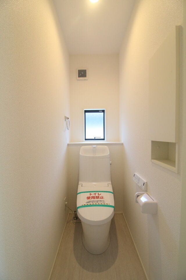 *2階のトイレ*
1・2階にトイレがございます♪朝の忙しい時間帯も待たずにすみそうですね♪