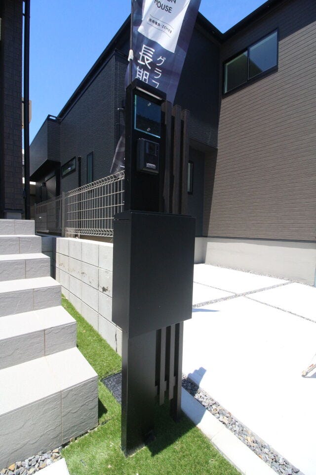 宅配BOX付きで外出時の宅配も安心!再配達や受け取りの手間が省けます。インターフォンとセットで見た目もスタイリッシュです。