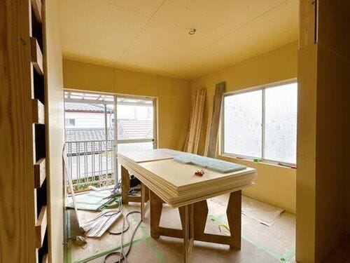 2階の南側洋室。壁・天井のクロス張替え、フロアの張替えを行い、約5.5帖の洋室に仕上げる予定。南側と西側の2面採光のお部屋なので日当たり良好。