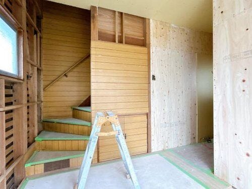 玄関(内)の写真。壁・天井のクロス張替え、フロアの上張り、シューズボックスの交換を行う予定。