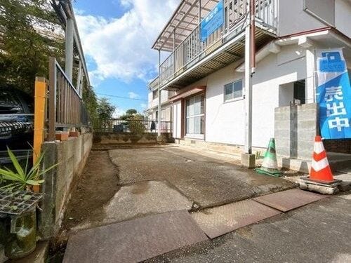 駐車場は花壇や植栽を撤去し、普通車1台分のスペースを確保する予定。