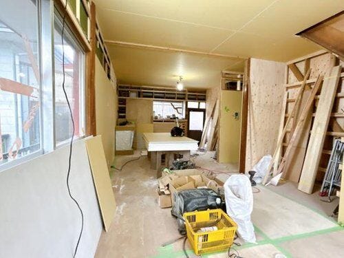 和室とダイニング部分の間取り変更を行い、約13.5帖のリビングになる予定。