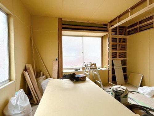 2階の北側洋室。壁・天井のクロス張替え、フロアの張替えを行い、約6帖の洋間に仕上げる予定。物入と約1帖分のクローゼットあり。