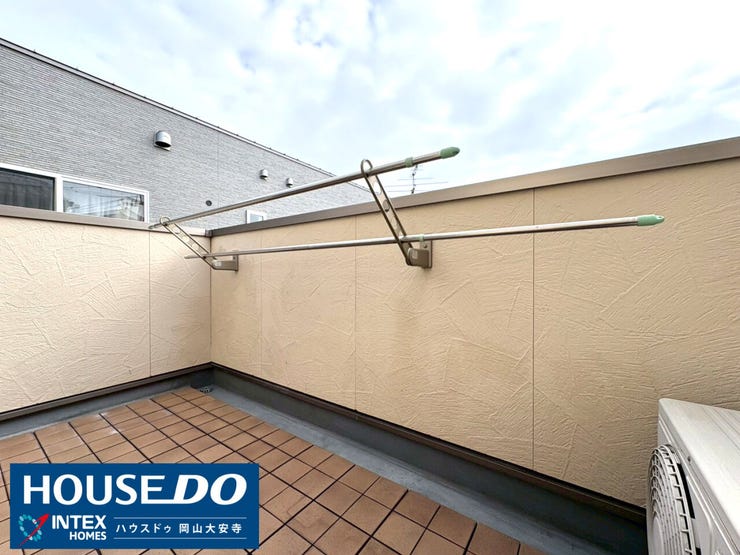 【花粉対策も◎なサンルーム】
共働き家庭や花粉症の方に嬉しいサンルーム!雨の日でも気にせずお洗濯物が干せるのは心強いですよね。お日様の光をたっぷり取り込んで、清潔でカラッとした仕上がりに