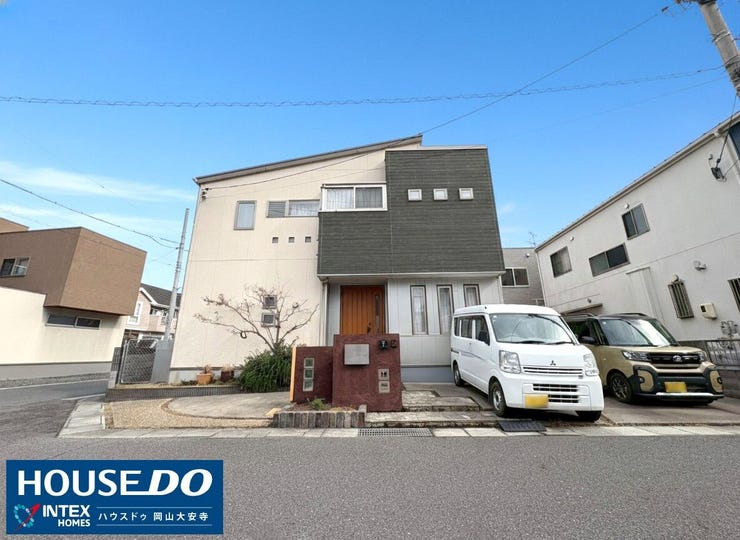 【広大な敷地の角地&4台駐車】
ゆとりの角地で視認性もバツグン!並列で最大4台駐車可能なので、パパとママの車、さらに来客用もバッチリ確保。バイパスもすぐそこで、毎日の通勤が驚くほどスムーズに!