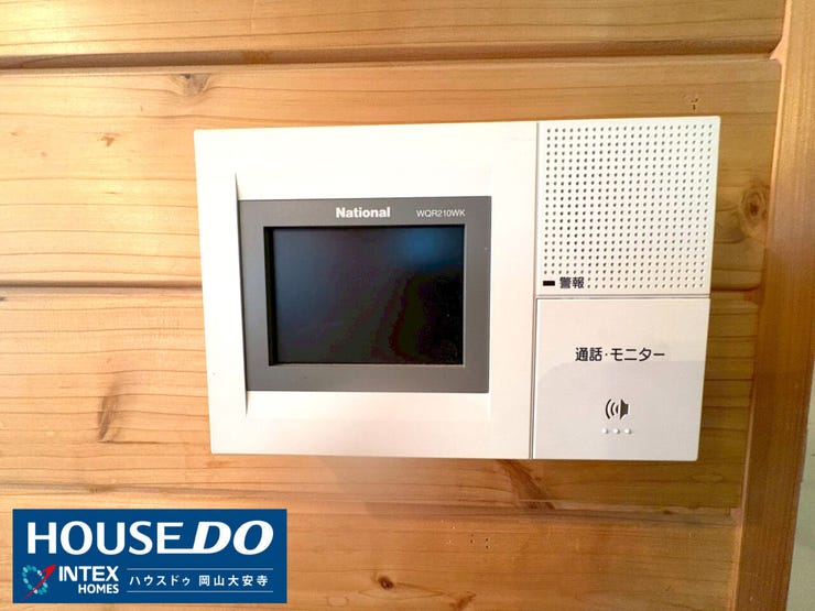 【防犯面でも安心のモニター付インターホン】
来客の顔を確認してから対応できるモニター付インターホン。お子様のお留守番中や、お料理中で手が離せない時でも、相手が見えるので安心感が違います!