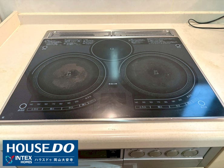 【IHクッキングヒーターでお手入れ楽々】
火を使わず安心なIHコンロ。お料理後もサッと拭くだけでピカピカに!忙しい共働きファミリーの家事時間を短縮し、毎日のお料理をより楽しく快適にします