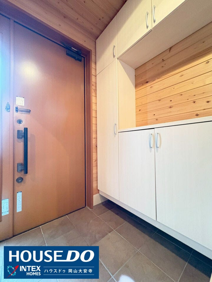 【収納たっぷり!機能的な玄関】
玄関横には豊富な収納スペースを完備。高さのあるロングブーツや、お子様の部活動で使うシューズまでスッキリ収まります!