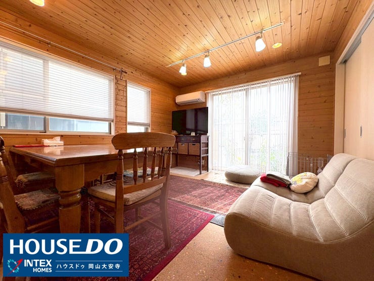 【家族の絆が深まる木のぬくもりリビング】
木の香りに癒やされる、開放感たっぷりのLDK。帰宅後、家族みんなでゆったりと寛げる空間です