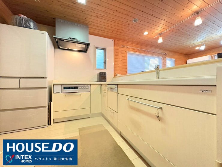 【開放感あふれる明るいLDK】
家族が集まるリビングは、2面採光で一日中明るい光が差し込みます。キッチンからお部屋全体が見渡せるので、お料理中もお子様の宿題や遊びを優しく見守れる安心の設計です