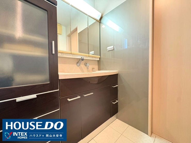 【奥様必見!憧れの家事室】
忙しいママの味方「家事室」を完備!洗濯物を畳んだり、アイロンをかけたり…家事動線がギュッと凝縮されているので、自分時間も増えそうですね。家事の効率化を叶えましょう