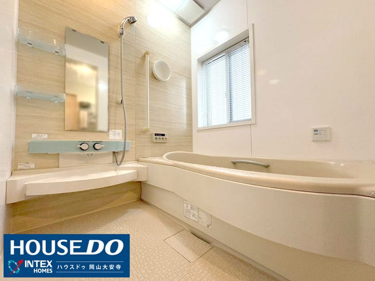 【ゆったり寛げる一坪サイズの浴室】
足を伸ばして一日の疲れを癒せる広々としたバスルーム。給湯リモコン付きで、キッチンからのお湯はりもボタン一つで完了!