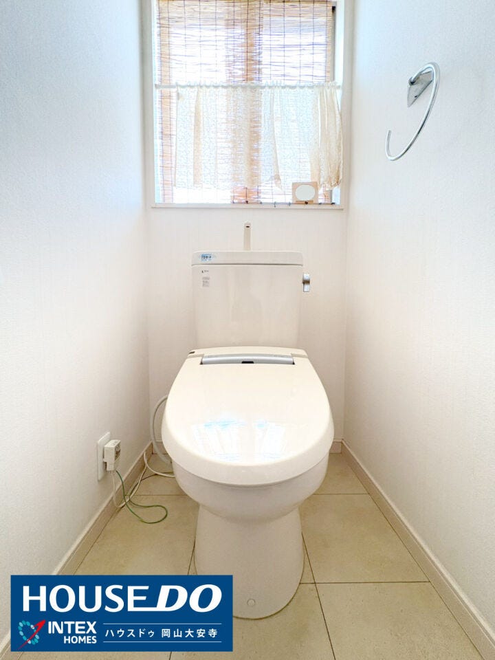 【1・2階に完備!清潔感のあるトイレ】
窓から優しい光が差し込む、明るく清潔なトイレ。朝の忙しい時間帯も、1階と2階にそれぞれあるので家族の順番待ちが発生せず、ゆとりを持って準備ができますね!