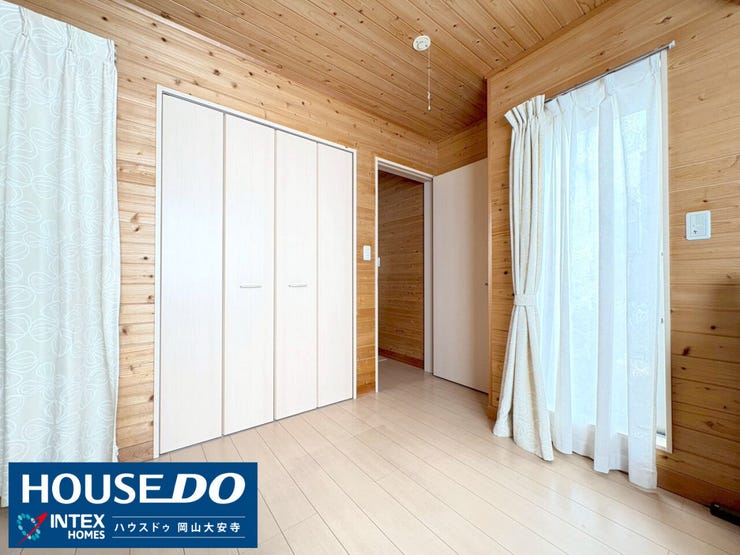 【木の温もりに包まれる主寝室】
バルコニーだけでなく、花粉症の方に嬉しいサンルームへも直接出入りできるので、お洗濯物の取り込みも最短距離で完了!忙しい朝の「時短」を叶える嬉しい間取りです