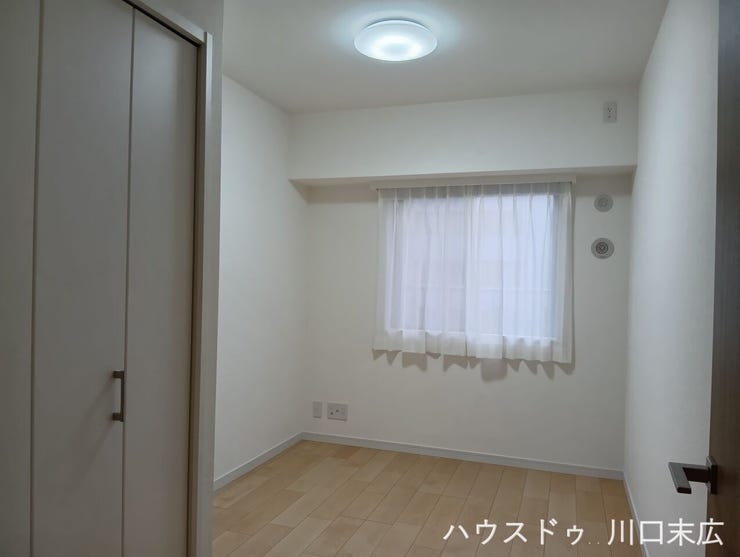 クローゼットを完備し、すっきりとした居住空間を維持できる洋室。機能的でプレーンな室内は、子供部屋やワークスペースとしても快適にお使いいただけます。