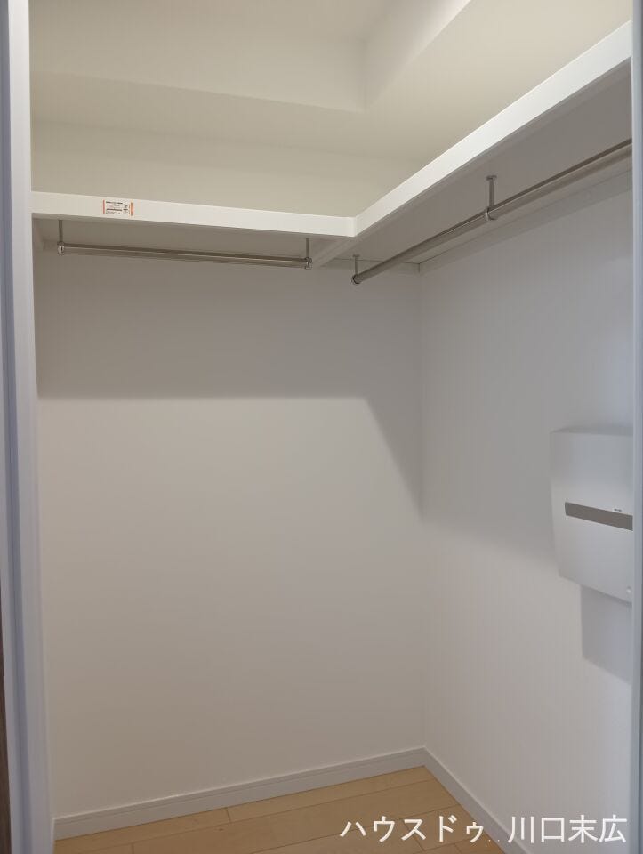 衣類から季節の大きな荷物まで、たっぷりと収納できるウォークインクローゼット。ハンガーパイプと上部棚を備え、探しやすく整理整頓がしやすい機能的な空間です。