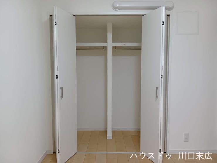 衣類をシワなく掛けられるハンガーパイプを備えた機能的なクローゼット。生活感を隠し、居住空間をより美しく有効に活用するための欠かせない収納設備です。