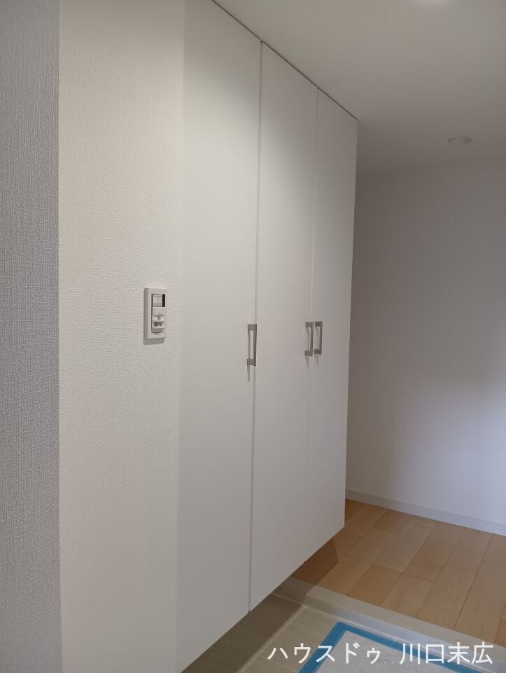 住まいの顔となる、清潔感にあふれた洗練されたエントランス。大容量のシューズボックスを備え、家族全員の靴を美しく収納して玄関を綺麗に保つことができます。