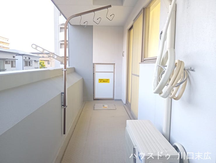 風を感じながらリフレッシュできる、機能的なバルコニースペース。高さ調整が可能な物干し金物を備えており、日々の洗濯物を快適に干すことができます。