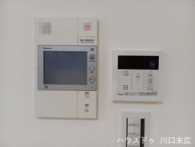 来訪者の顔を映像で確認できるモニター付きインターホンを設置。毎日の暮らしの安全を見守り、住まう方に確かな安心感をもたらす重要な防犯設備です。