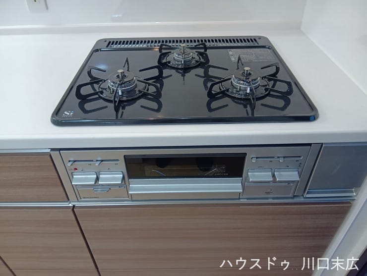 複数のお料理を同時に効率よく進められる3口ガスコンロ。お手入れが簡単なフラットな天板を採用し、毎日のお料理をより楽しく快適にサポートします。