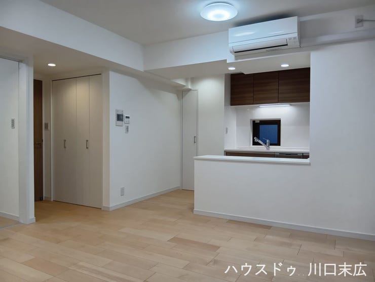 家族が自然と集まる、開放的で洗練されたくつろぎの空間。どんなインテリアとも相性が良く、思い描く理想のライフスタイルを叶える中心の場所となります。