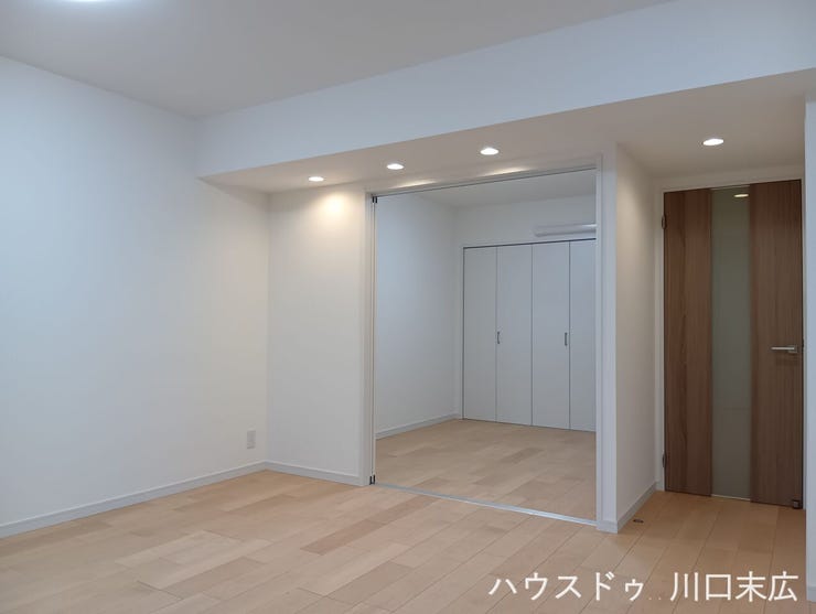 隣接する洋室の引き戸を開け放つことで、さらに伸びやかな一体空間として利用可能。ライフステージの変化や用途に合わせて柔軟に使い分けられる機能的な設計です。