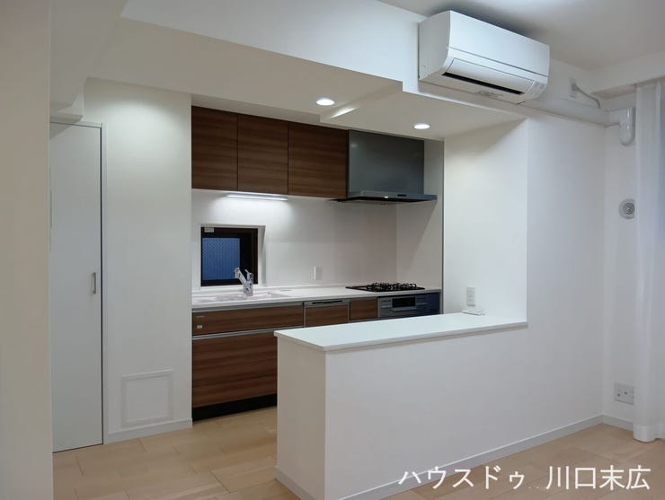 家族との会話が弾む対面式カウンターを備えたシステムキッチン。お料理中もリビングの様子を見守ることができ、コミュニケーションを豊かに育む設計を採用しました。