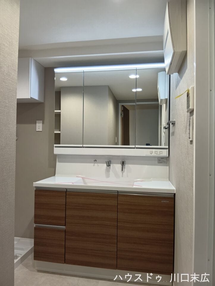 身支度をスムーズにする、三面鏡を備えた機能的な洗面化粧台。鏡の裏や足元には豊富な収納スペースを確保しており、水回りをいつでもすっきりと保つことができます。