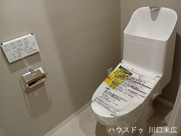 清潔感のある洗練されたレストルーム。温水洗浄便座を標準装備しており、毎日を快適に過ごすための機能性と、お手入れのしやすさに配慮された空間です。