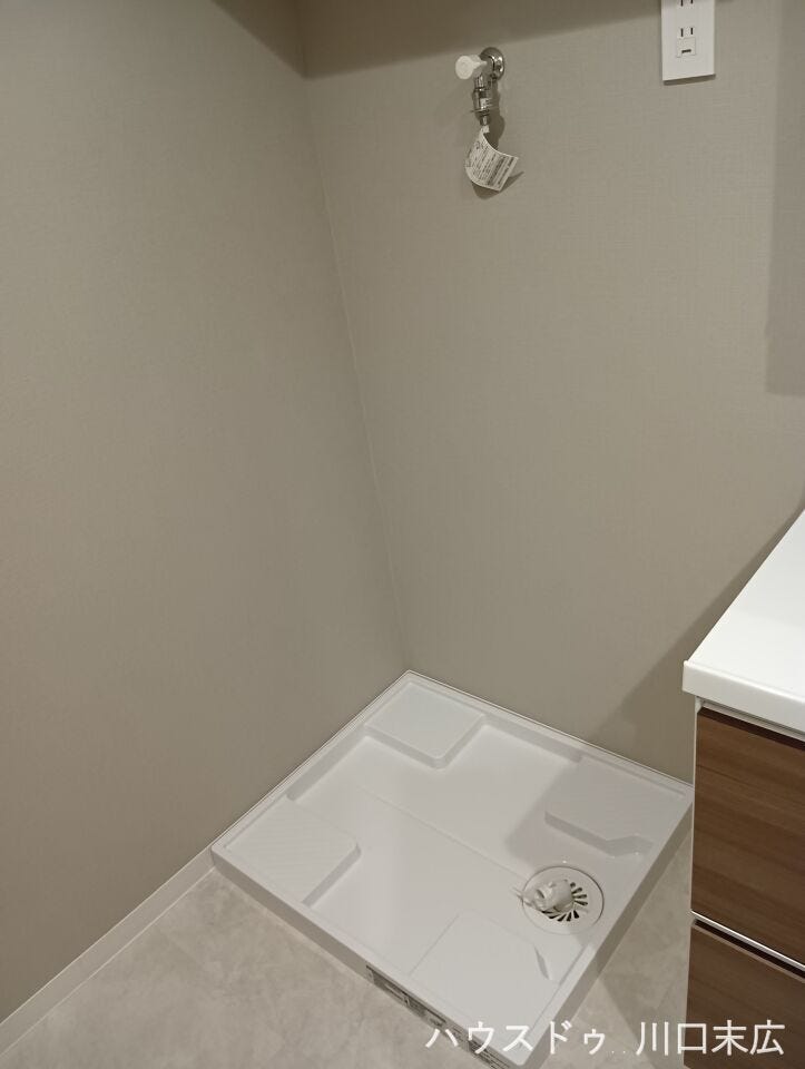 独立した専用のランドリースペース。水漏れを防ぐ防水パンを備え、日々の洗濯作業をスムーズに行えるよう機能的にまとめられた使い勝手の良い空間です。