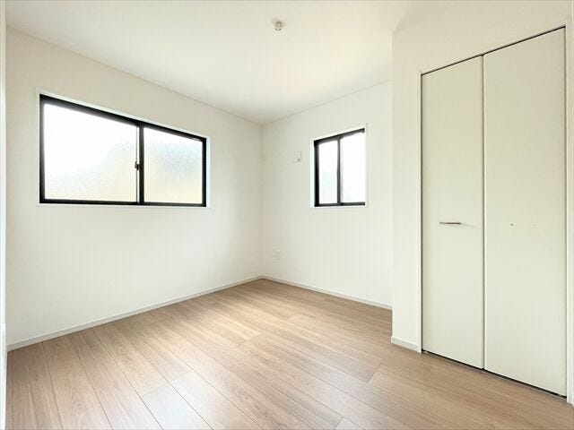 2面採光で明るい洋室。
寝室や子ども部屋として使いやすい一室です。