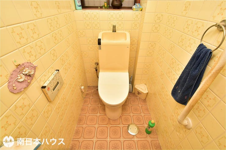 【1階トイレ】温水洗浄便座機能付きのトイレです!