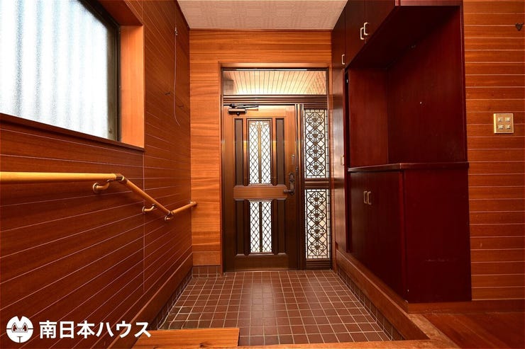 【玄関】土間部分も広く大容量のシューズボックス付き!手摺りなども設置してあります♪