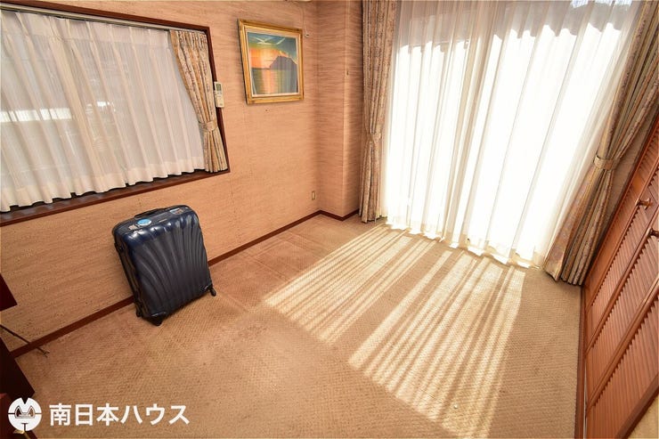 【1階洋室】玄関横にある洋室です!全居室南向きで日当り良好なお家です♪